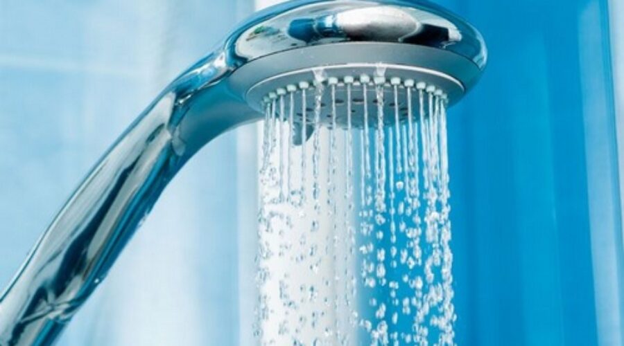 Se doucher comme un pro : 5 conseils pour utiliser moins d’eau sous la douche