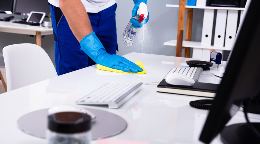 Faites briller votre bureau : Guide pour nettoyer vos meubles de bureau avec éclat !